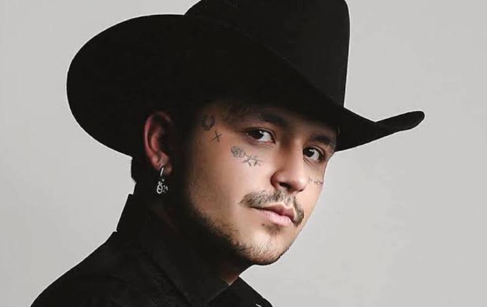 Christian Nodal invita a pequeño fan a cantar con él ¡Le cumplió su sueño!