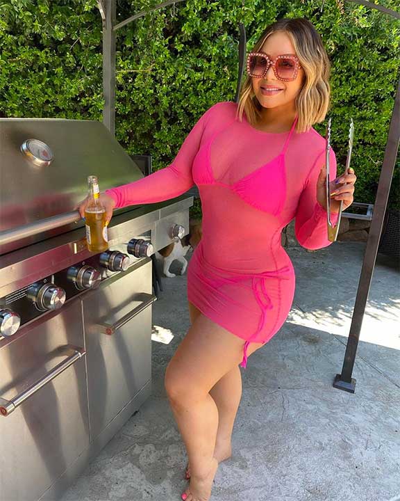 1. Chiquis disfruta del calor con una bebida