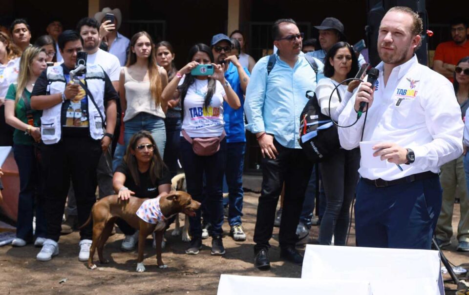 Santiago Taboada firmó compromiso animalista