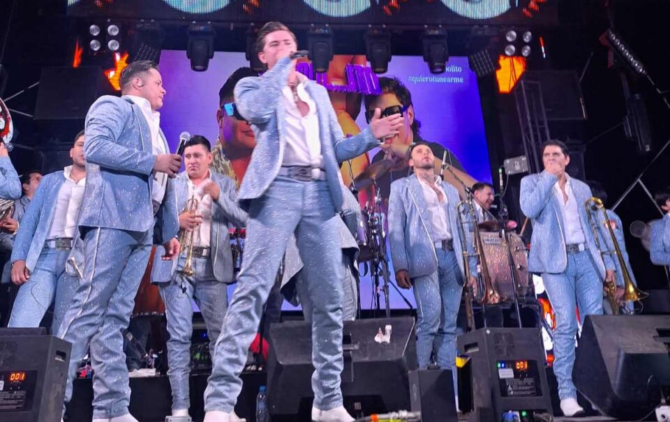 Banda Los Recoditos hace bailar la CDMX con “S Cool…ito”