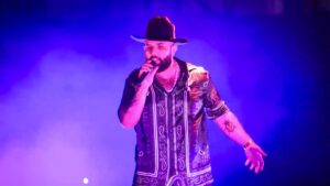 Carin León rinde tributo a Joan Sebastian en Acapulco