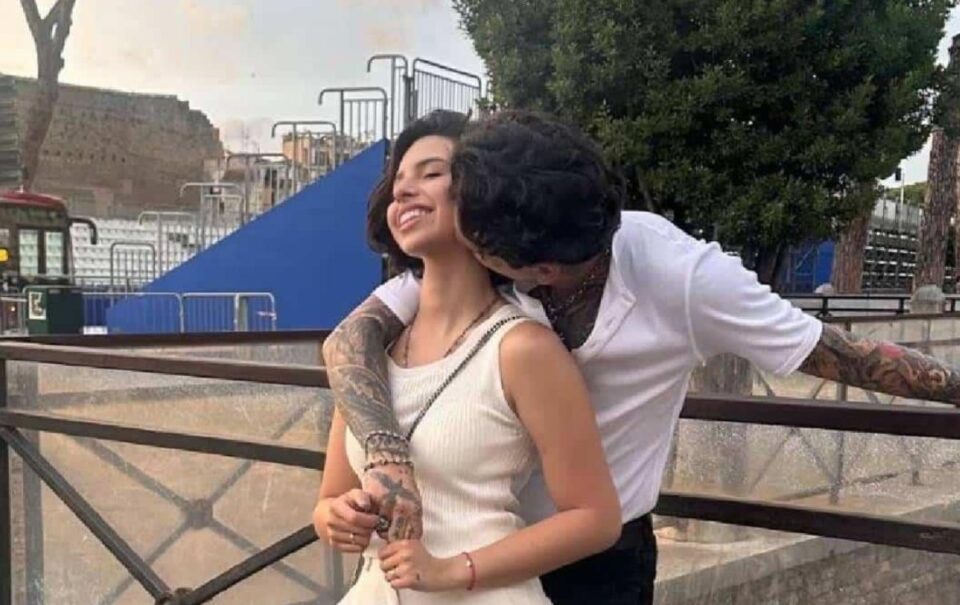 Christian Nodal estrena EP y le canta a Ángela: “Ésta es para ti mamacita”
