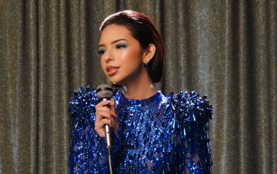 ¿Blanca Nieves? Critican a Ángela Aguilar por vestido colombiano