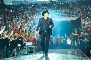Julión Álvarez está preparado para cantar en el SoFi Stadium