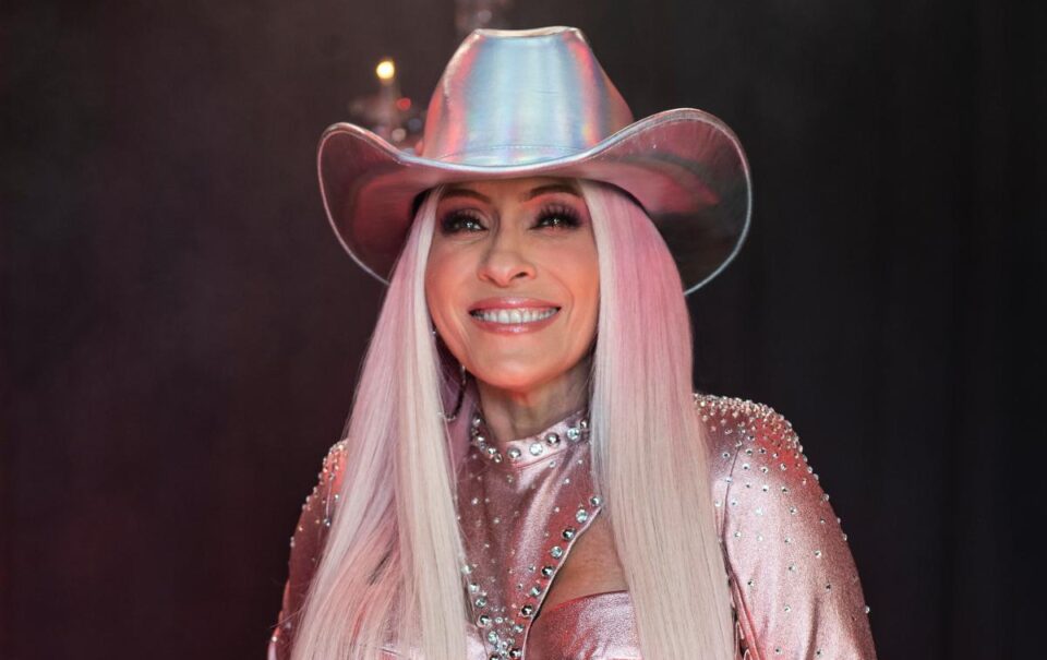 Yuri se vuelve grupera, cae en la tentación del regional mexicano