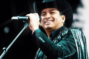 julion alvarez triunfa en el sofi stadium
