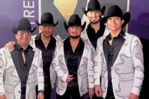 La Fiera de Ojinaga presenta su nuevo sencillo “Todo que ver”, una balada norteña que promete enamorar a sus fans. 
