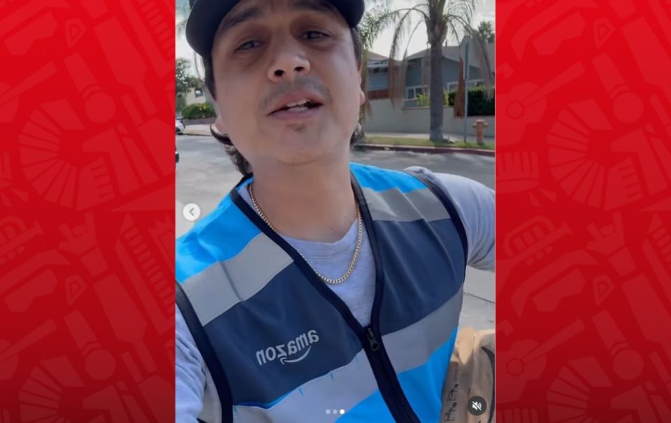 De cantane a repartidor, ¿Regulo Caro ahora trabaja para Amazon?